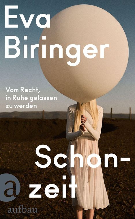„Eva Biringer. Vom Recht, in Ruhe gelassen zu werden. Schonzeit. Aufbau.“ Frau mit Luftballon vor dem Gesicht.