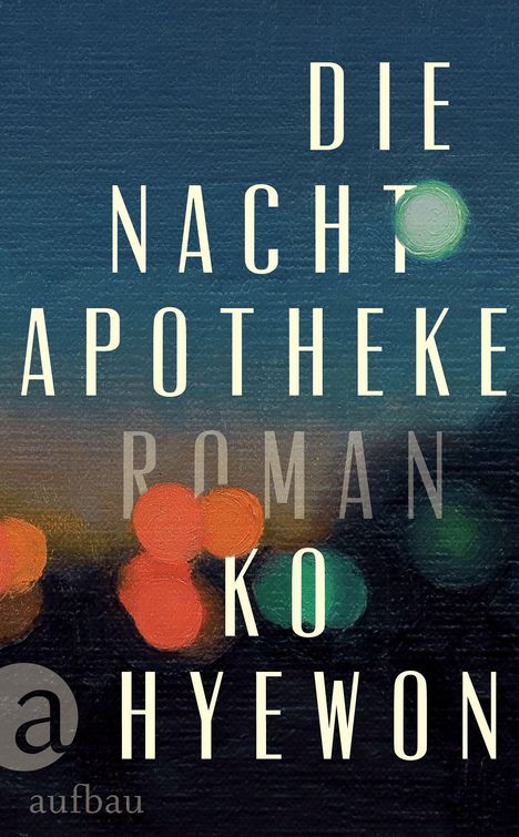 "Die Nachtapotheke" steht über bunten Lichtern. "Roman", "Ko Hyewon" und ein Logo von "aufbau" sind sichtbar.