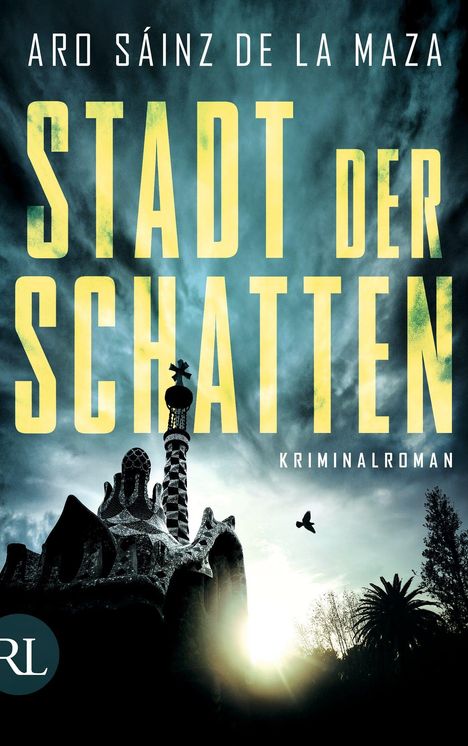 "ARO SÁINZ DE LA MAZA, STADT DER SCHATTEN, KRIMINALROMAN." Silhouette von Gebäuden und Bäumen vor dramatischem Himmel.