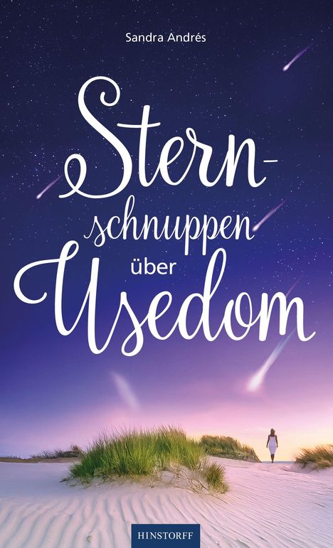 „Sternschnuppen über Usedom”, Sandra Andrés. Person geht über Dünen in sternklarer Nacht.