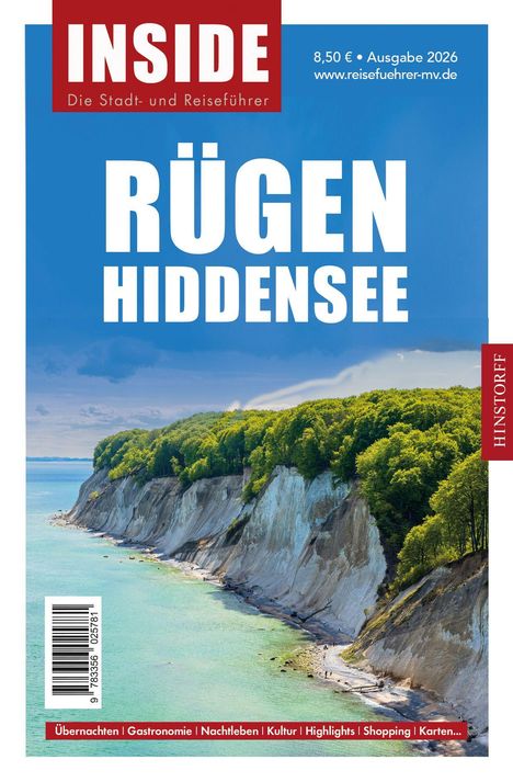 "INSIDE: RÜGEN HIDDENSEE. Rote Klippen am Meer mit üppigem Wald auf der Anhöhe, klarem Wasser."