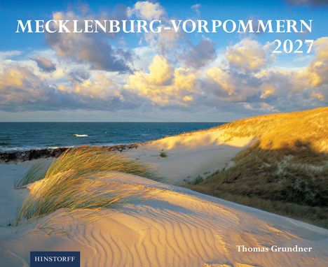 "MECKLENBURG-VORPOMMERN 2027" und "Thomas Grundner" oben, Sanddünen und Meer unter bewölktem Himmel.