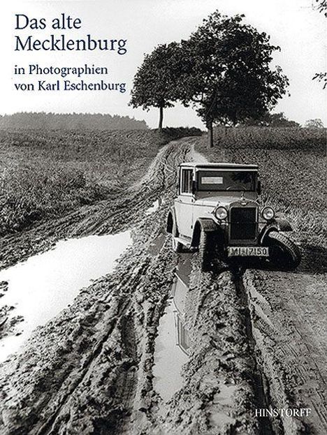 "Das alte Mecklenburg, in Photographien von Karl Eschenburg." Ein altes Auto auf einem schlammigen Feldweg, Bäume im Hintergrund.
