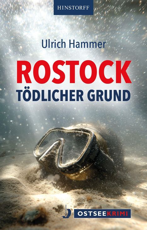 Titel: "Rostock Tödlicher Grund". Autor: Ulrich Hammer. Taucherbrille im sandigen Meeresboden, Lichtstrahlen durch Wasser.