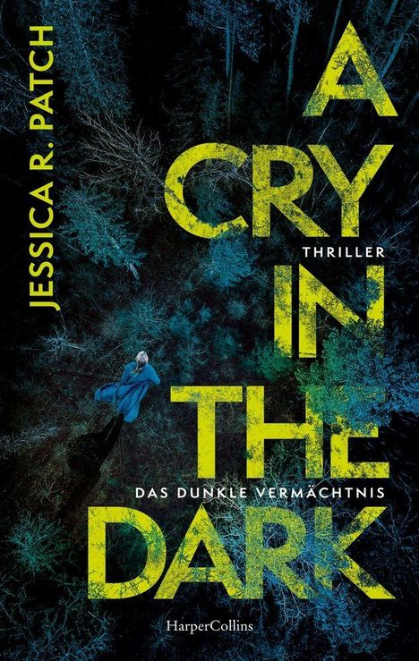 „A Cry in the Dark“, „Jessica R. Patch“, „Thriller“, „Das dunkle Vermächtnis“. Frau im blauen Mantel in einem dunklen Wald.