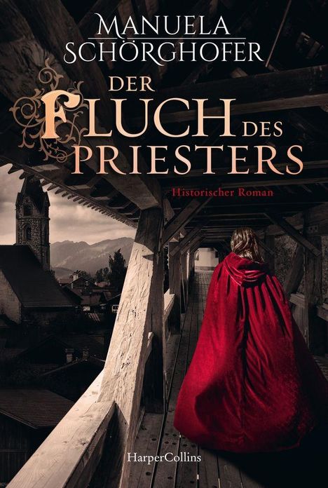 "Manuela Schörghofer, Der Fluch des Priesters, Historischer Roman." Eine Figur trägt einen roten Umhang auf einem hölzernen Gang.