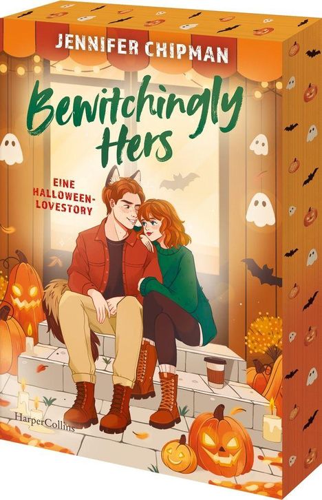 "Jennifer Chipman, Bewitchingly Hers, Eine Halloween-Lovestory." Ein Paar sitzt auf Stufen, umgeben von Kürbis- und Geisterdeko.