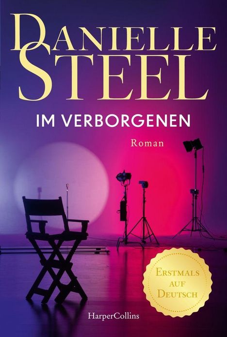 „Danielle Steel: Im Verborgenen, Roman“. Filmset mit Stuhl, Scheinwerfern, lila Hintergrund. Rundes „Erstmals auf Deutsch“-Label.