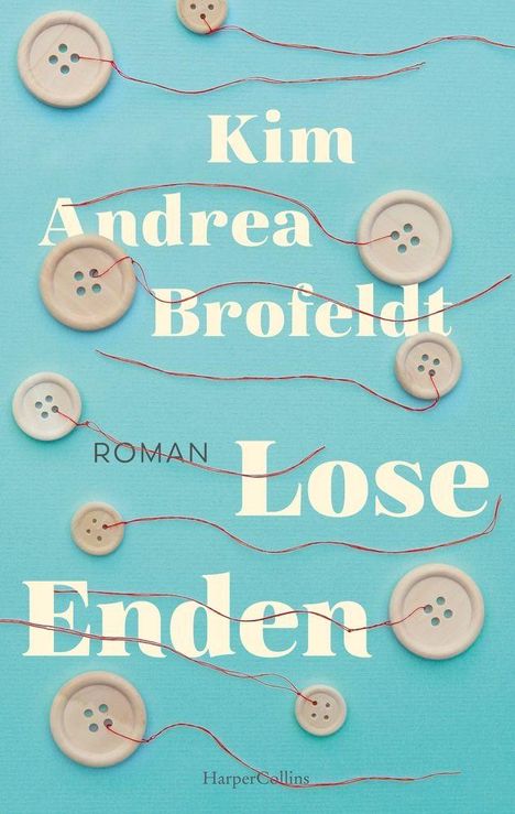 „Kim Andrea Brofeldt – ROMAN – Lose Enden“ auf blauem Hintergrund mit Knöpfen und roten Fäden.