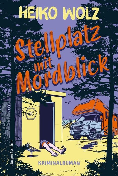 "Stellplatz mit Mordblick" in oranger Schrift vor Bäumen. Eine Person liegt vor einer WC-Hütte, daneben steht ein Wohnmobil.