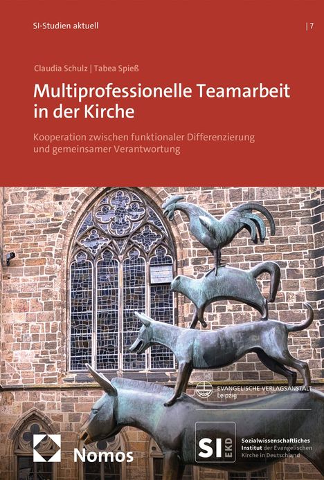 Multiprofessionelle Teamarbeit in der Kirche. Skulptur der Bremer Stadtmusikanten vor gotischem Kirchenfenster. Logos unten.