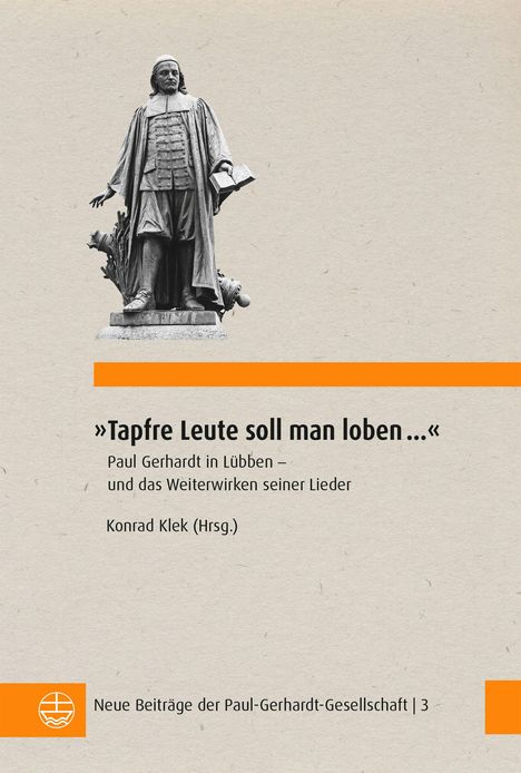 »Tapfre Leute soll man loben…« Paul Gerhardt in Lübben. Statue eines Mannes mit Buch. Orange Linie und Logo unten.