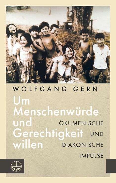 "Um Menschenwürde und Gerechtigkeit willen" von Wolfgang Gern. Kinder lachen und umarmen sich in Schwarz-Weiß. Logo unten links.