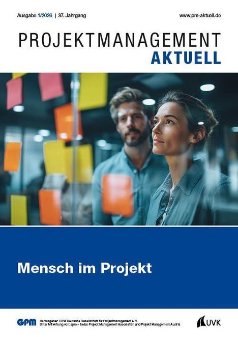„PROJEKTMANAGEMENT AKTUELL“, „Mensch im Projekt“. Zwei Personen betrachten Notizen auf einer Glaswand.
