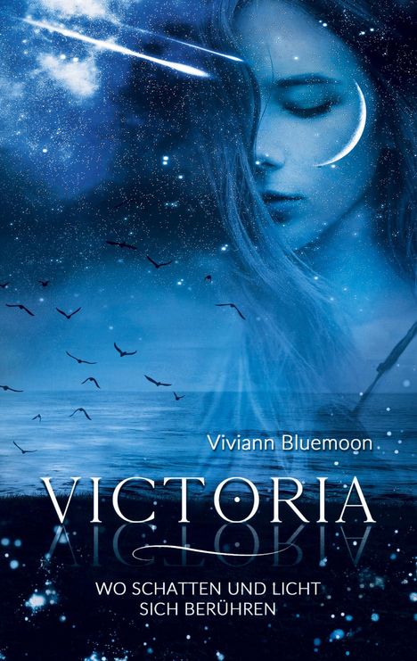 „Viviann Bluemoon, VICTORIA, WO SCHATTEN UND LICHT SICH BERÜHREN“. Eine Frau und Sternenhimmel in blauen Tönen.