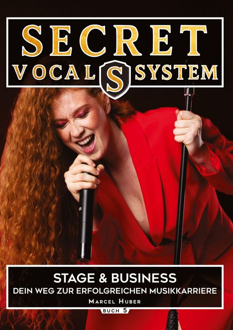SECRET VOCAL SYSTEM. STAGE & BUSINESS: DEIN WEG ZUR ERFOLGREICHEN MUSIKKARRIERE. Eine Frau singt leidenschaftlich.