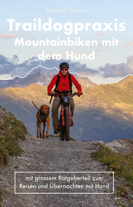 „Traildogpraxis: Mountainbiken mit dem Hund.“ Ein Radfahrer in roter Jacke fährt mit einem Hund auf einem Bergweg.