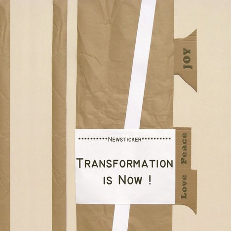 "********Newsticker********* Transformation is Now! Joy, Love, Peace" steht auf Papierstreifen in einem abstrakten Design.