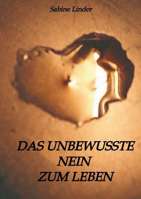 Text: "Sabine Linder, DAS UNBEWUSSTE NEIN ZUM LEBEN". Ein herzförmiges brennendes Loch in papierartigem Hintergrund.