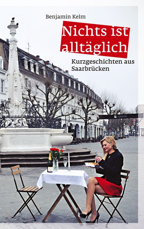 Titel: „Nichts ist alltäglich“. Frau sitzt an einem Tisch vor einer historischen Kulisse mit Säule und Reihenhäusern.