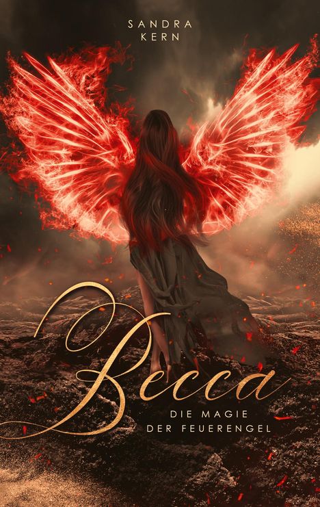 "Becca: Die Magie der Feuerengel. Sandra Kern. Rote Flügel leuchten um eine Frau vor einer dunklen, stürmischen Kulisse."