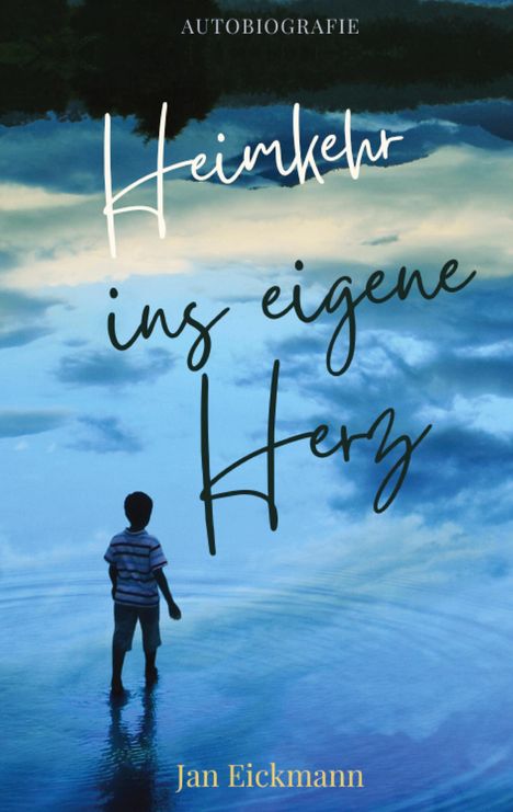 „Heimkehr ins eigene Herz“, Autobiografie von Jan Eickmann. Ein Kind steht im Wasser unter einem wolkigen Himmel.