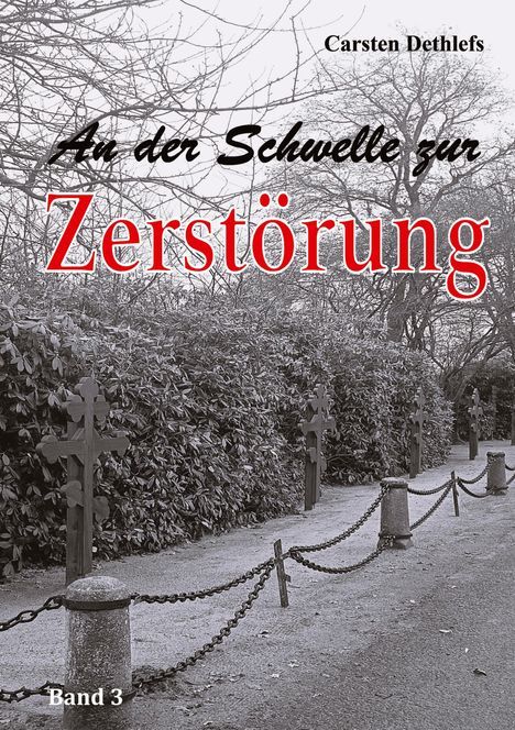 "An der Schwelle zur Zerstörung" von Carsten Dethlefs, Band 3. Schwarz-weißes Foto einer Wegesbegrenzung mit Ketten.