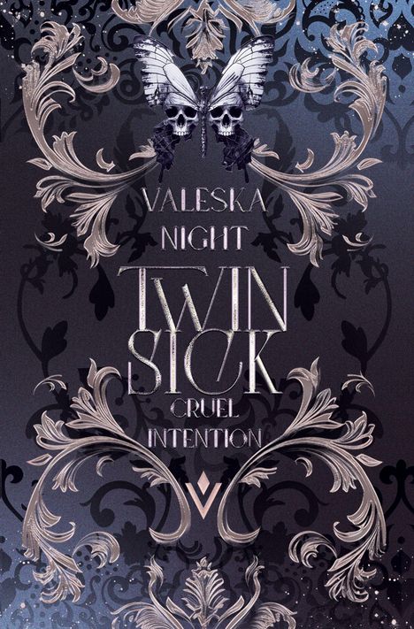 "Valeska Night. Twin Sick. Cruel Intention." Barockes Design mit Totenkopf-Schmetterling und floralen Ornamenten.