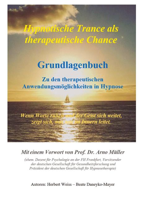 Hypnotische Trance als therapeutische Chance. Sonnenuntergang über dem Meer mit einem segelnden Boot in der Mitte.