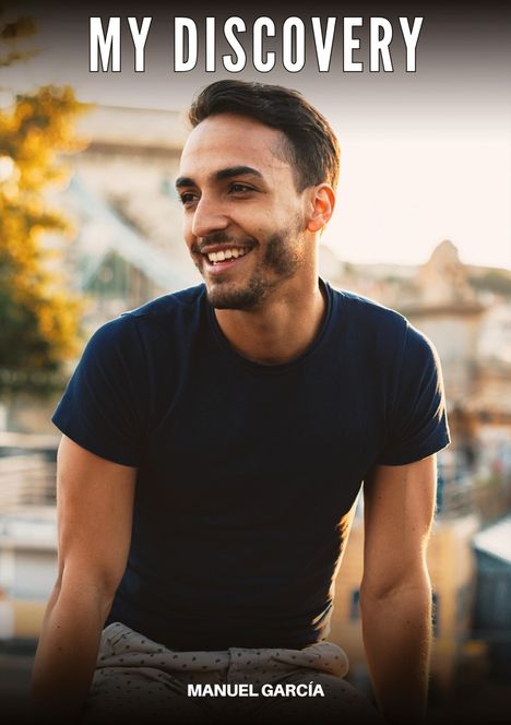 Der Text oben lautet "MY DISCOVERY", unten "MANUEL GARCÍA". Ein lächelnder Mann sitzt draußen, Hintergrund unscharf.