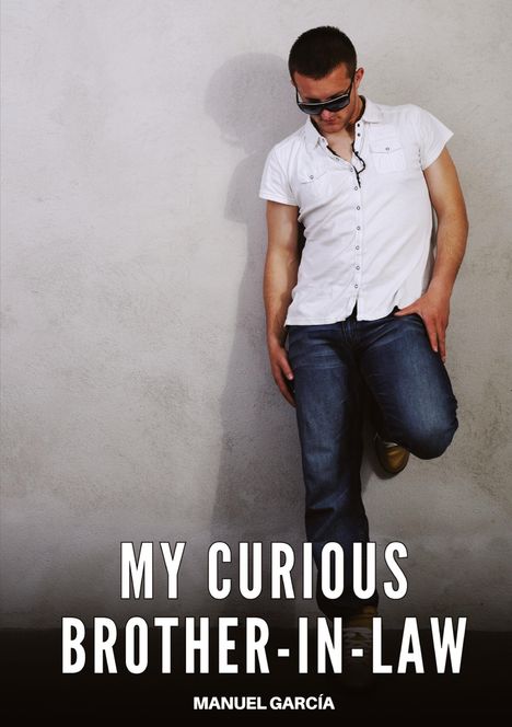 „MY CURIOUS BROTHER-IN-LAW“ und „MANUEL GARCÍA“. Ein Mann lehnt lässig an einer Wand.