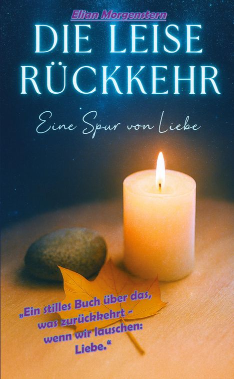 Die leuchtenden Worte „DIE LEISE RÜCKKEHR“ über einer brennenden Kerze; daneben ein Stein und ein Herbstblatt.