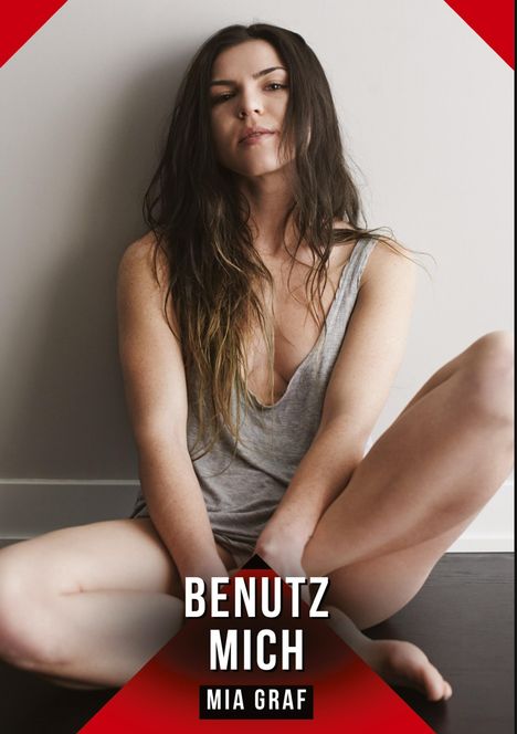 "BENUTZ MICH, MIA GRAF." Eine Frau sitzt auf dem Boden, lehnt sich an die Wand, trägt ein graues Top.
