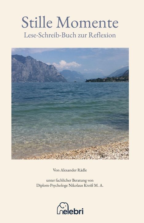 "Stille Momente: Lese-Schreib-Buch zur Reflexion. Von Alexander Rädle. Küstenlandschaft mit Bergen und blauem Wasser."