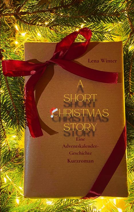 Lena Winter. A Short Christmas Story. Eine Adventskalender-Geschichte. Kurzroman. Geschenk mit roter Schleife in Tannenzweigen.