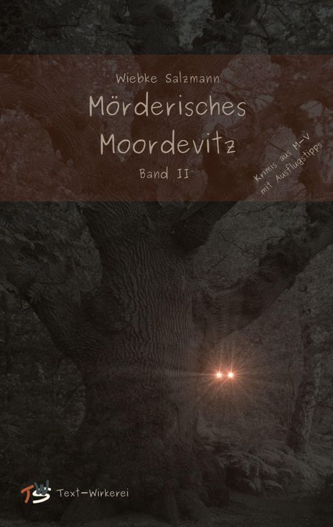 „Wiebke Salzmann: Mörderisches Moordevitz, Band II. Krimis aus M-V mit Ausflugstipps.“ Dunkler Baum mit leuchtenden Augen.