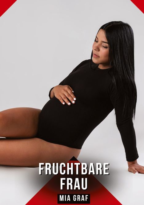 "FRUCHTBARE FRAU" und "MIA GRAF". Schwangere Frau in schwarzem Outfit, sitzend, Hand auf dem Bauch.