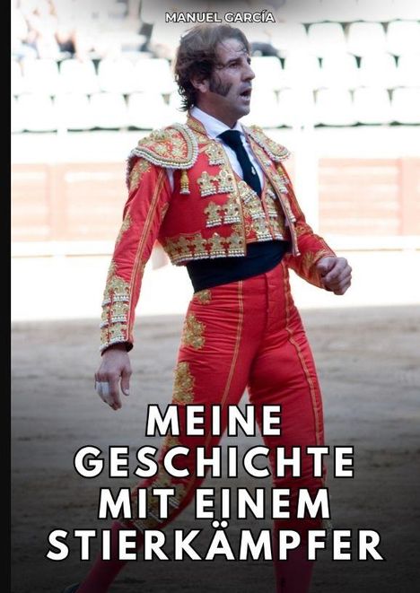 „MEINE GESCHICHTE MIT EINEM STIERKÄMPFER“. Ein Mann trägt einen prächtigen, roten Stierkämpferanzug.