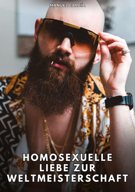 „Homosexuelle Liebe zur Weltmeisterschaft.“ Ein Mann mit Bart und Sonnenbrille, trägt Schmuck und ein gemustertes Hemd.
