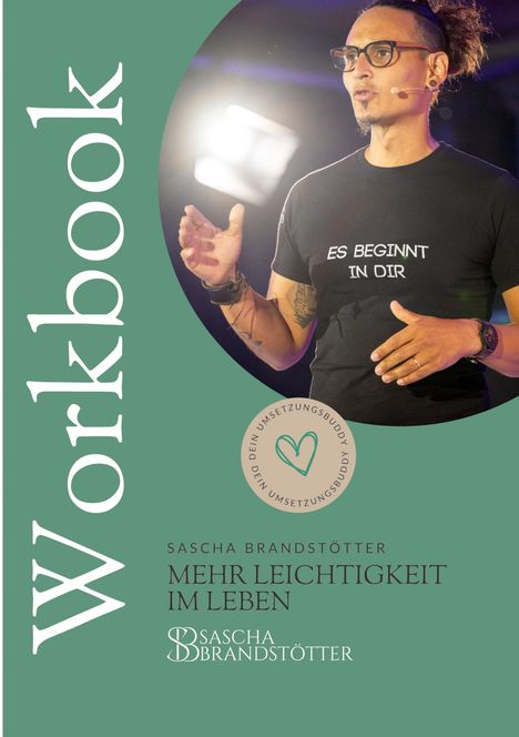 Text: „Workbook“, „ES BEGINNT IN DIR“, „DEIN UMSETZUNGSBUDDY“. Person mit Mikrofon, Brille und lockigem Haar.
