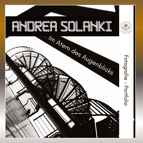 "ANDREA SOLANKI, Im Atem des Augenblicks, Fotografie – Portfolio." Schwarz-weiß Fotografie mit Treppenkonstruktion.