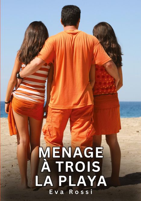 „MENAGE À TROIS LA PLAYA“ steht in großen Buchstaben. Drei Personen in Orange am Strand, von hinten gesehen.