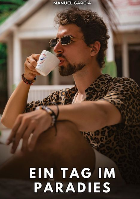 "Manuel García; Ein Tag im Paradies." Ein Mann trinkt Kaffee, trägt ein Leopardenhemd und Sonnenbrille.