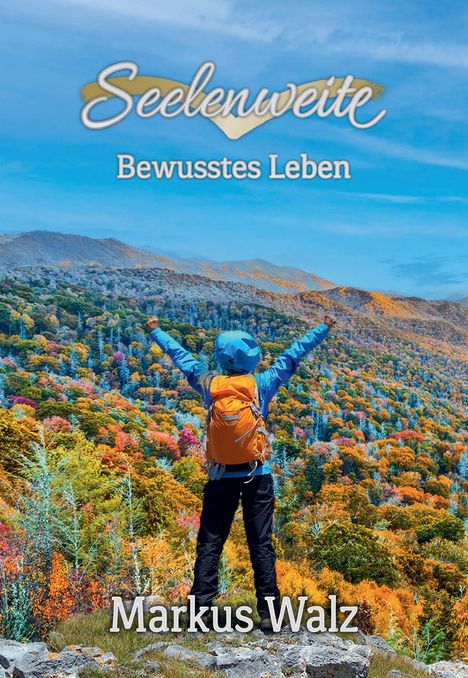 "Seelenweite: Bewusstes Leben" von Markus Walz. Eine Person steht auf einem Berg mit herbstlichem Wald, die Arme ausgebreitet.