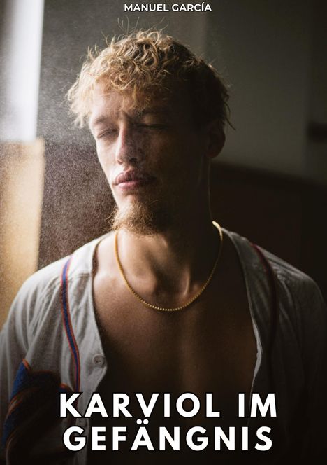 MANUEL GARCÍA, KARVIOL IM GEFÄNGNIS. Ein Mann mit geschlossenen Augen, beleuchtet von einem Lichtstrahl, trägt eine Kette.