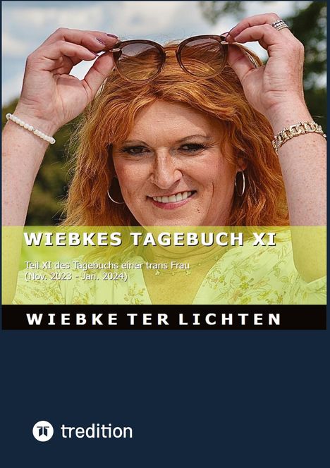 Titel: WIEBKES TAGEBUCH XI. Untertitel: Teil XI des Tagebuchs einer trans Frau (Nov. 2023 - Jan. 2024). Autor: Wiebke ter Lichten. Eine Frau mit roten Haaren hebt eine Sonnenbrille.