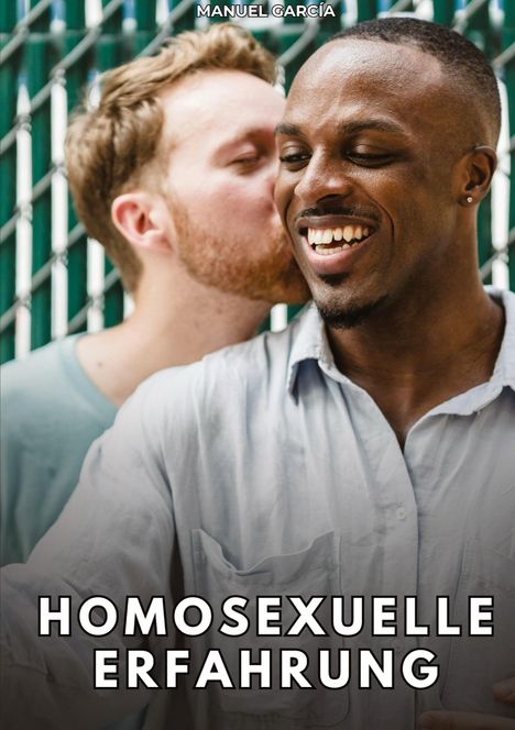 Text: MANUEL GARCÍA und HOMOSEXUELLE ERFAHRUNG.  
Zwei Männer, einer küsst den anderen lächelnd auf die Wange.