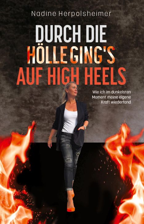 Buchtitel: "Durch die Hölle ging's auf High Heels". Frau in Jeans und Blazer läuft mit Flammen im Hintergrund.