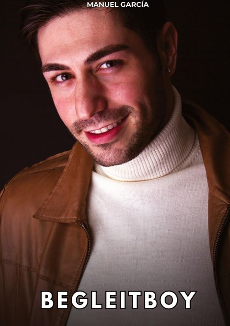 Text oben: "MANUEL GARCÍA". Text unten: "BEGLEITBOY". Mann lächelt, trägt Rollkragenpullover und braune Jacke.