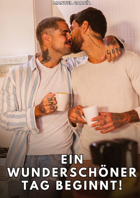 "MANUEL GARCÍA" und "EIN WUNDERVOLLER TAG BEGINNT!" Zwei Männer stehen nah beieinander, halten Tassen, Tattoos sichtbar.